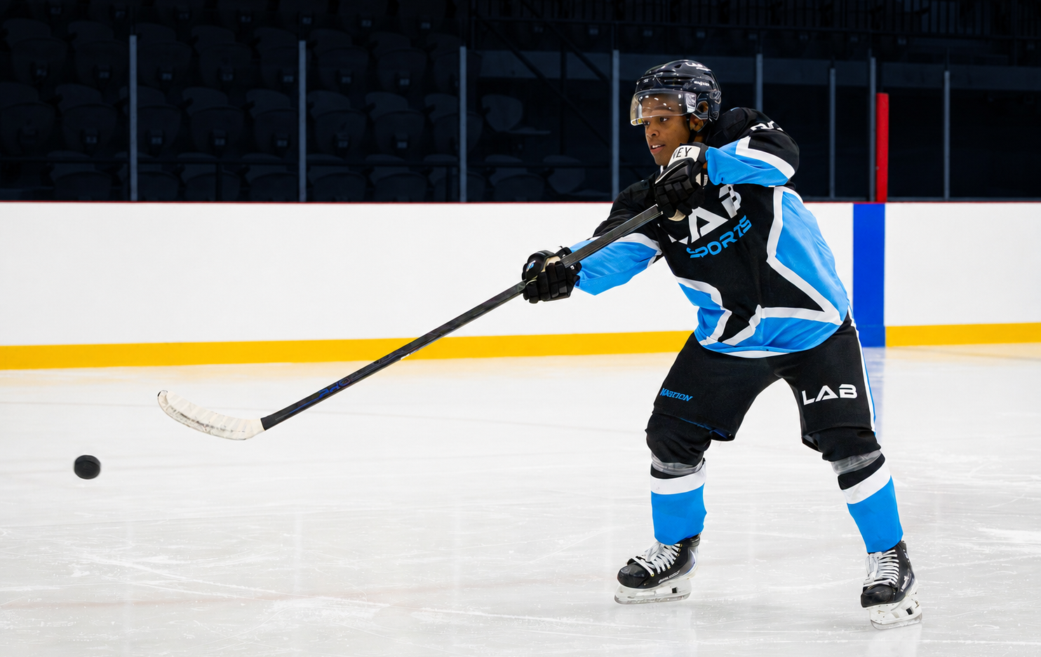 Joueur de hockey de la LHJMQ effectuant un lancer avec un bâton Pro All Black V2