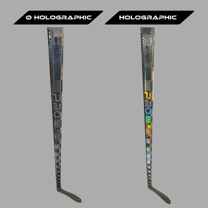Comparaison du bâton de hockey Pro All Black V2 LabSports avec finition standard et finition holographique sur carbone noir.