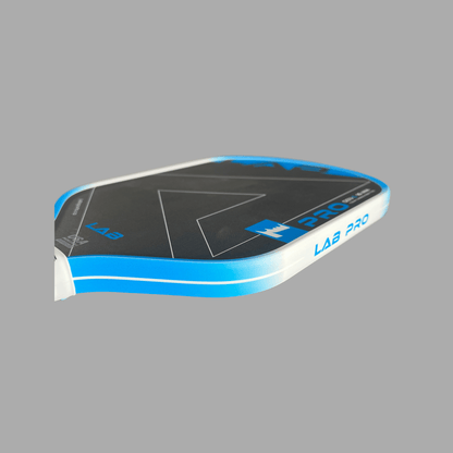 Vue détaillée de la raquette de pickleball LabSports Pro avec noyau avancé pour stabilité et confort